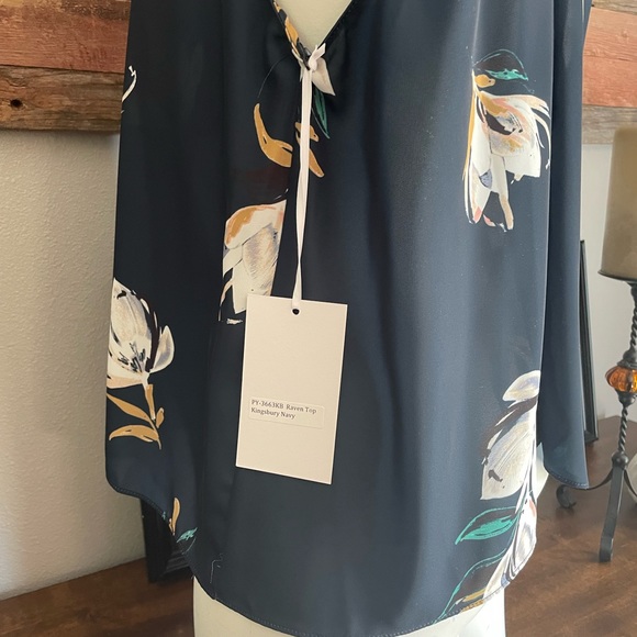 Amanda Uprichard top with keyhole detail in front. - Picture 6 of 9